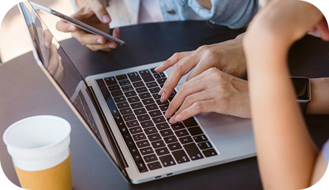 Pessoas ao redor de um laptop