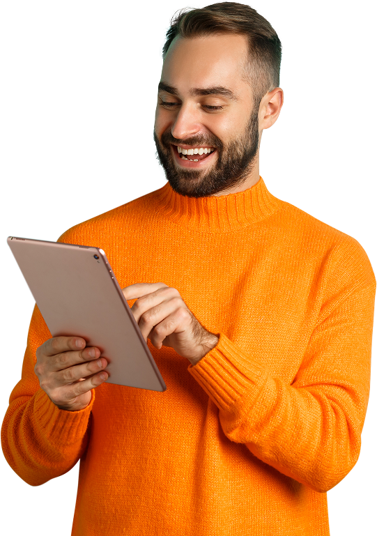 Homem com sueter laranja mexendo em um tablet