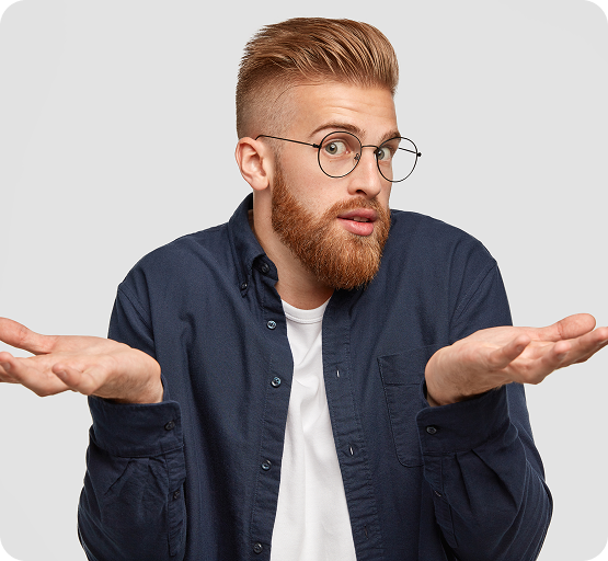 Homem confuso com as mãos para cima