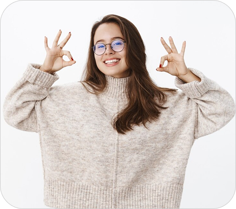 Mulher com os braços levantados fazendo sinal com as mãos