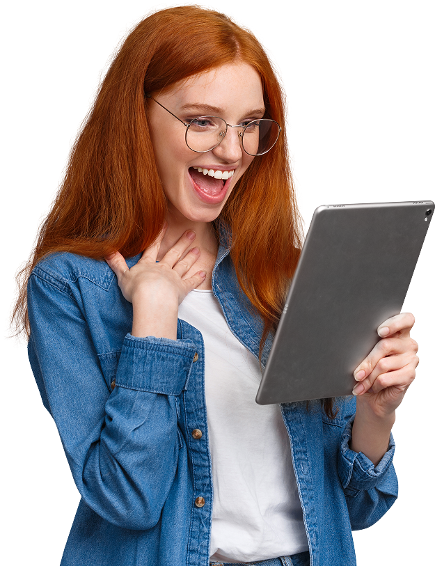 Mulher segurando tablet com uma mão